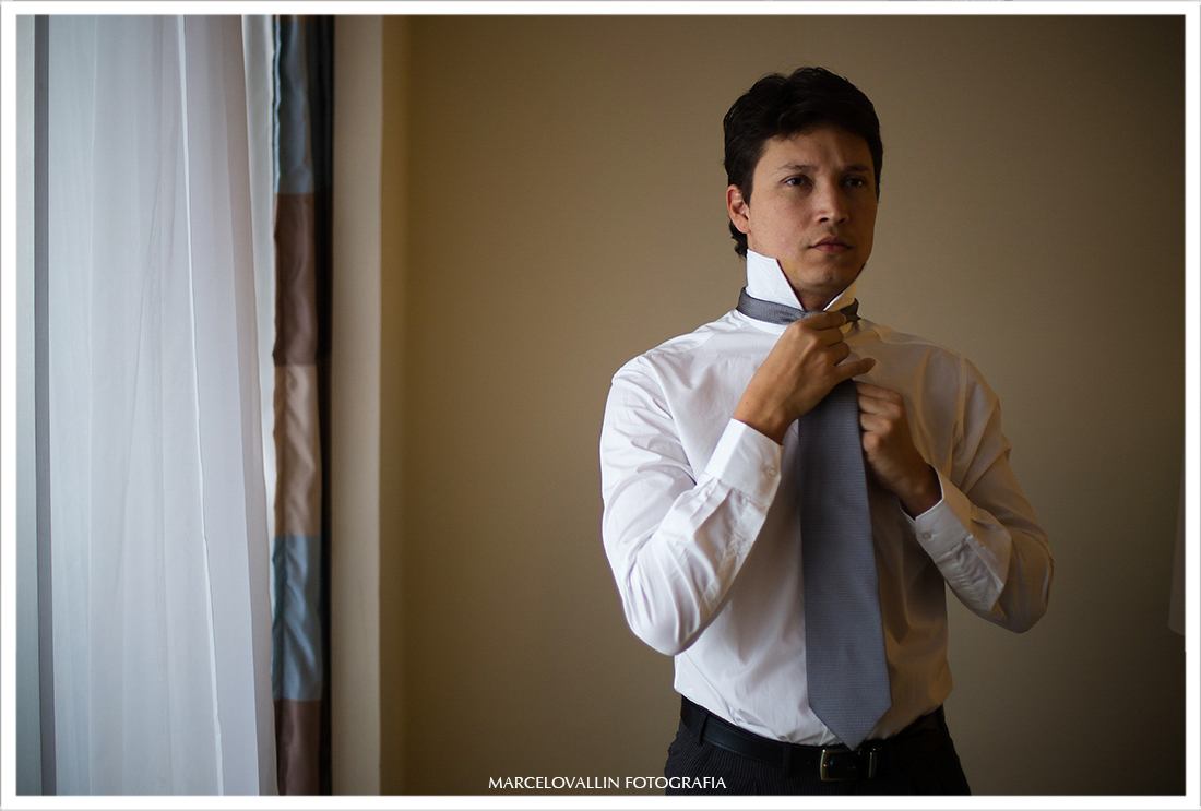 Foto do noivo arrumado no Making of - Hotel Sheraton RJ