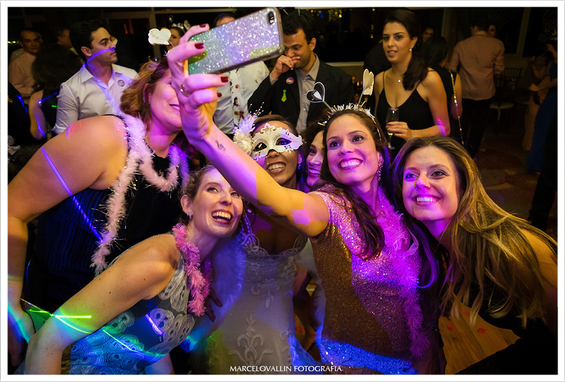 Selfie da noiva com amigas