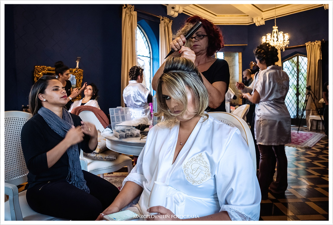 Foto da noiva fazendo o penteado no Castelo de Itaipava