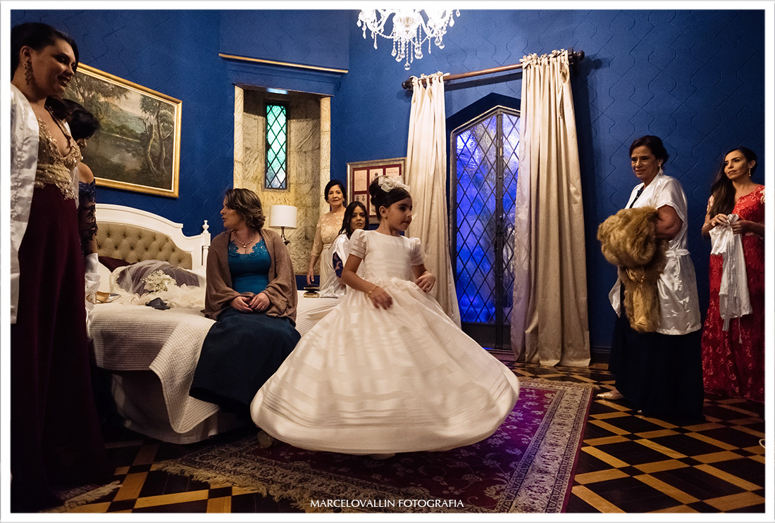 Foto da Daminha rodando vestido na suite da noiva