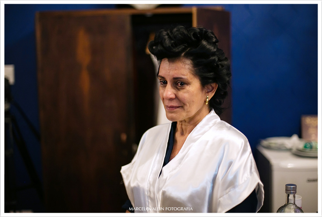 Foto da mãe da noiva chorando