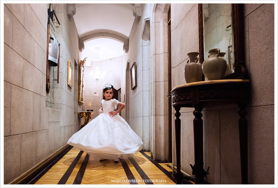 Daminha rodando vestido no corredor do Castelo