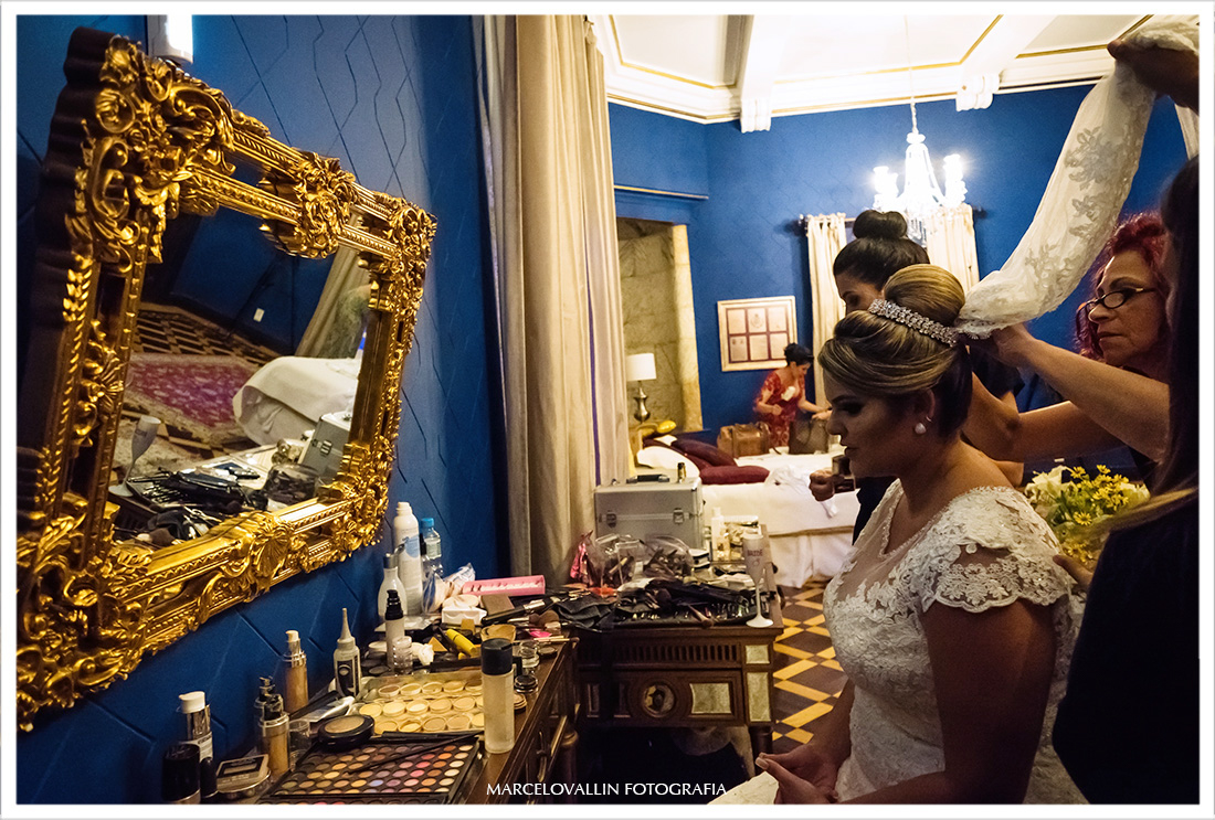 Foto da Noiva colocando o véu