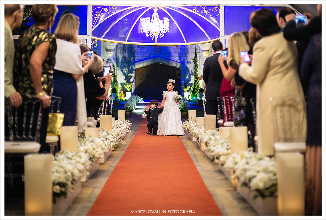 Foto da entrada da daminha na cerimonia de casamento Castelo de itaipava