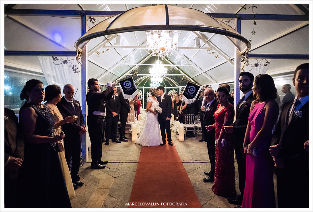 Foto dos noivos se beijando na saída da cerimonia de Casamento Castelo de Itaipava