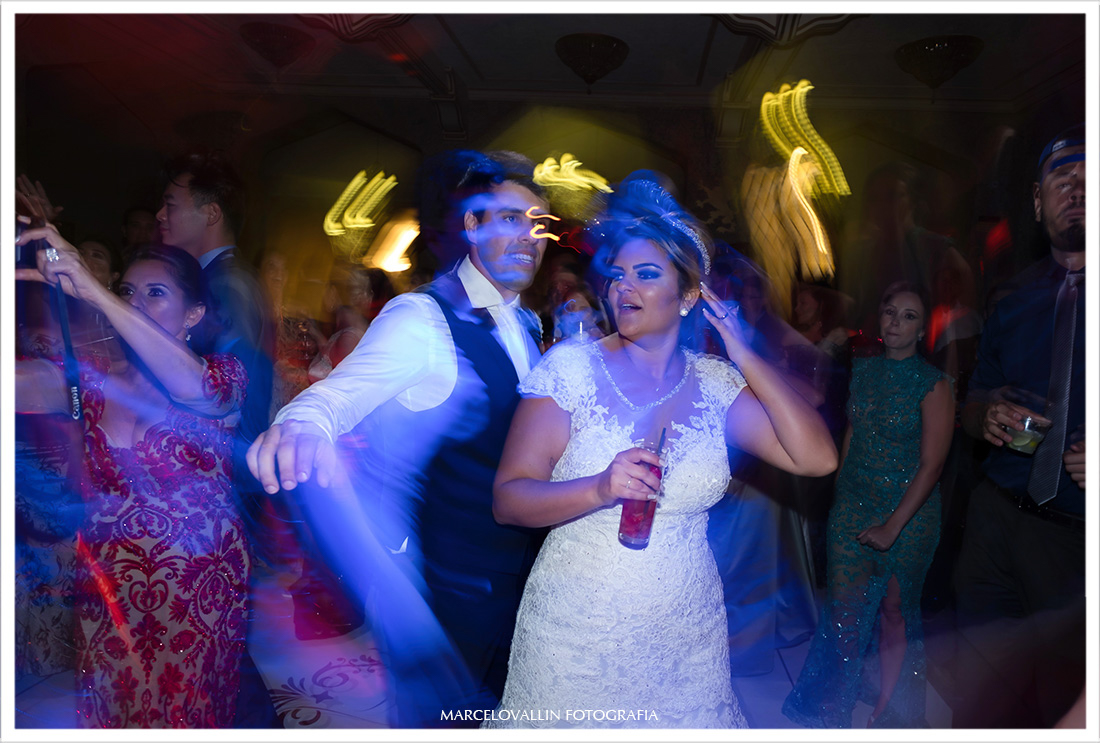 Fotografia ds noivos dançando na festa de casamento