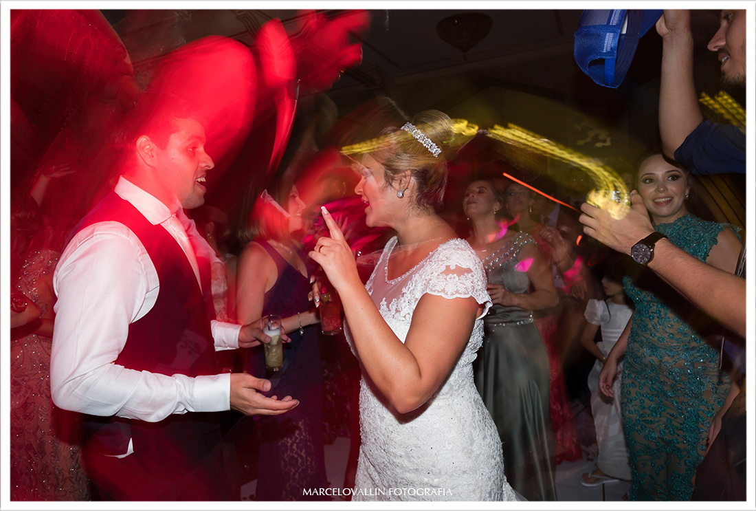 Foto dos noivos dançando festa de casamento - Castelo de Itaipava