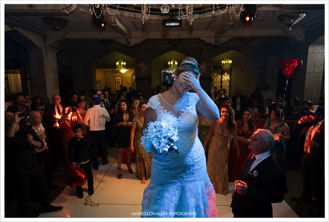 Foto da noiva jogando o buque