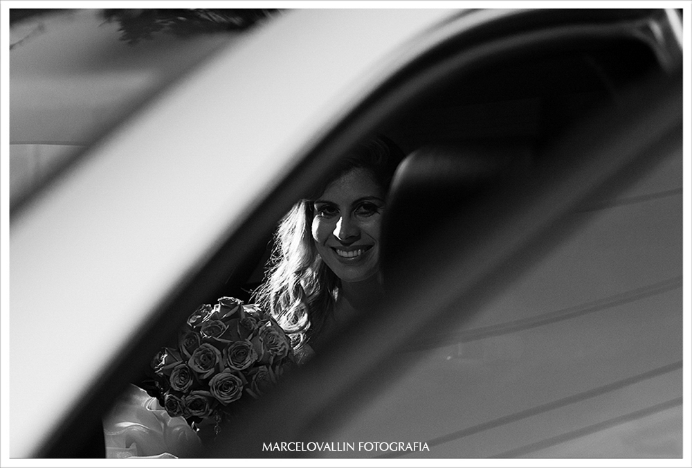 Foto de noiva saindo do carro