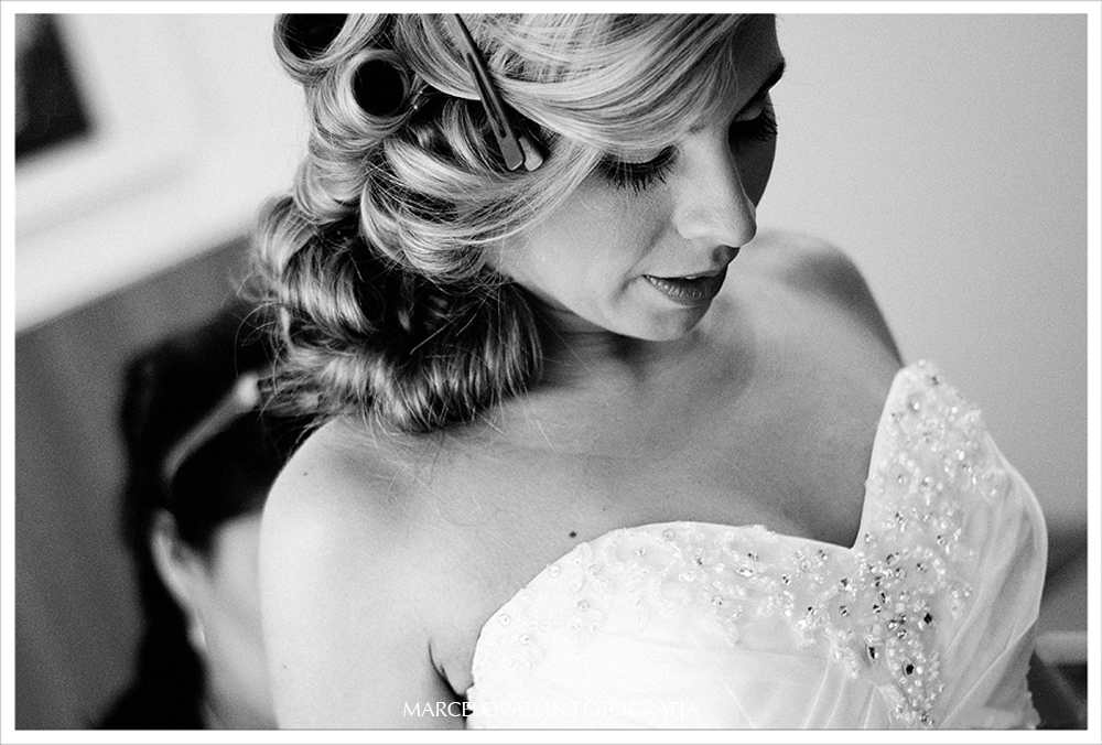 Foto de Casamento - noiva colocando vestido