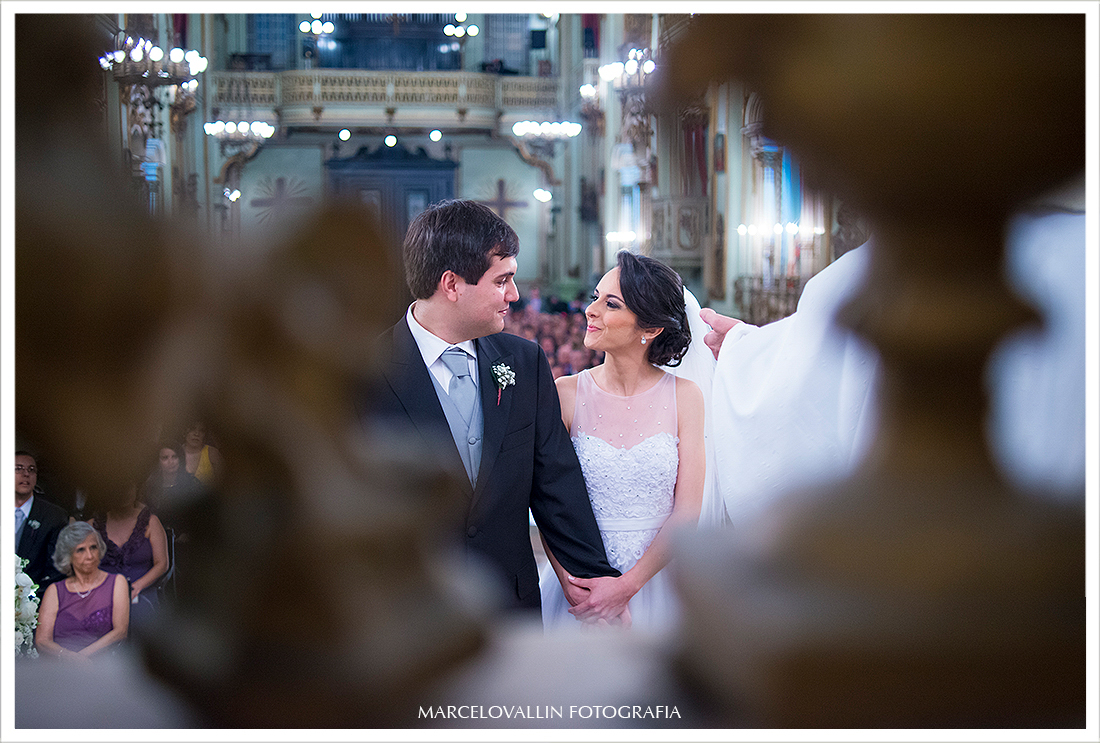 Foto dos noivos se olhando na cerimonia de casamento Igreja São José