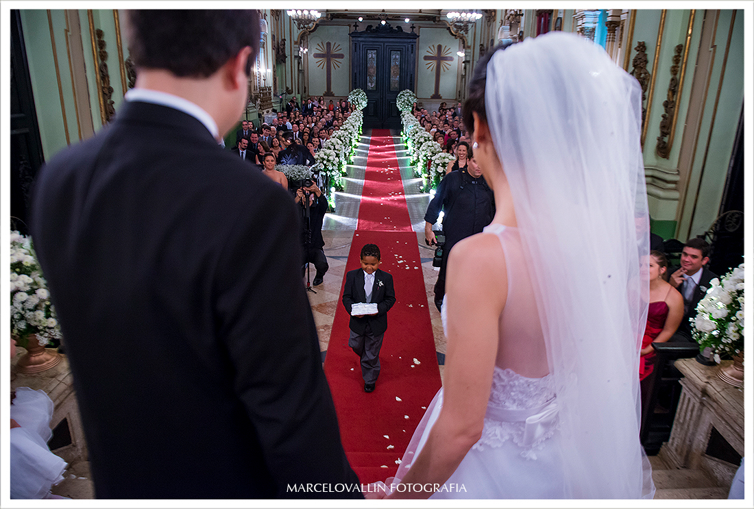 Foto de casamento - Criança trazendo alianças