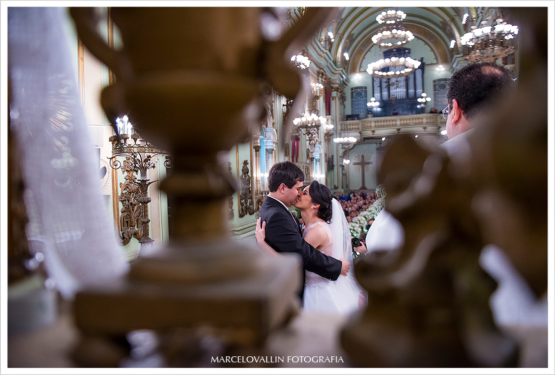 Foto de Casamento - O beijo dos noivos - Igreja São José