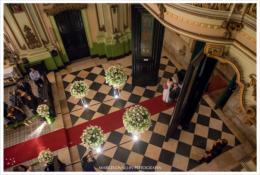 Foto da noiva entrando com seu pai na igreja
