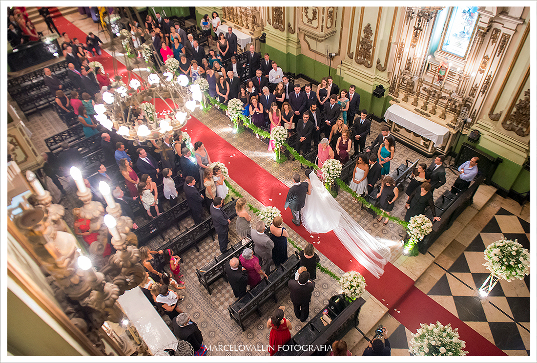 Foto aerea da noiva andando até o altar