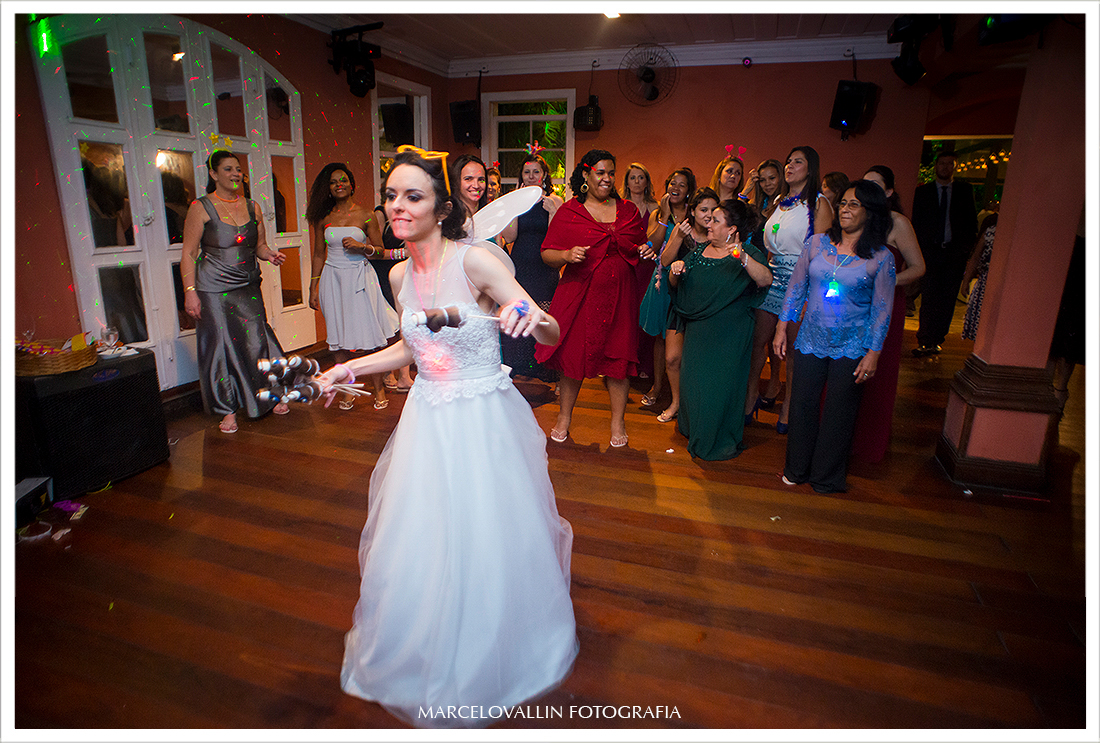 Noiva jogando o Buque