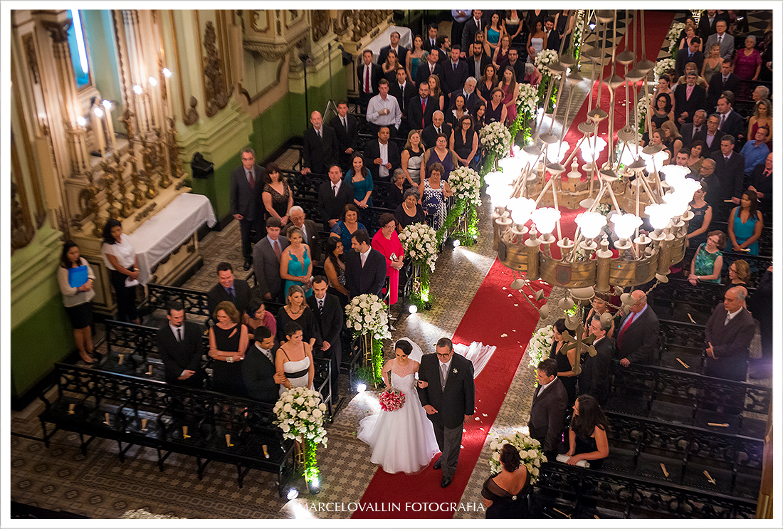 Foto dos noivos em frente ao altar