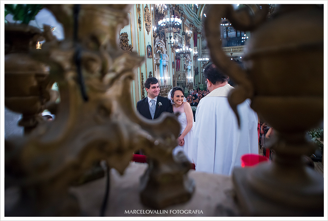 Foto dos noivos sorrindo na cerimonia de casamento