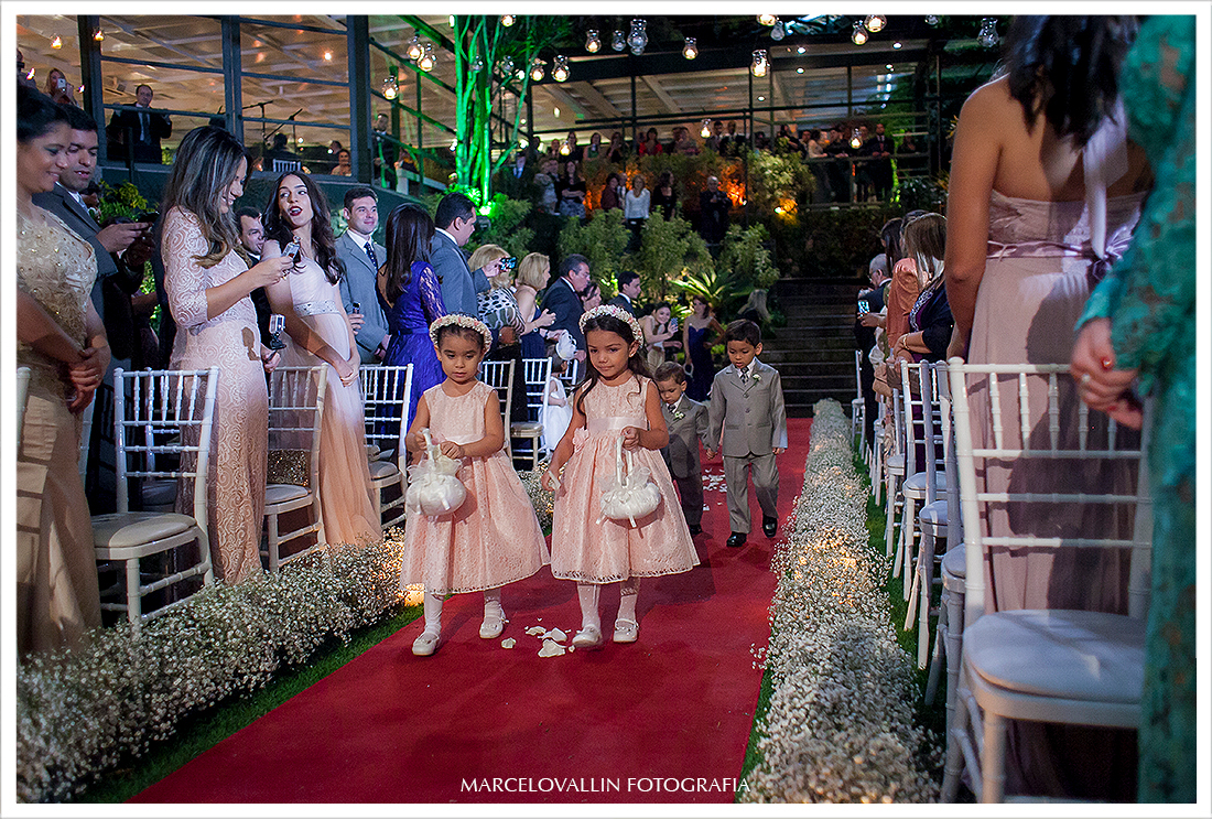 Foto de cerimonia de Casamento RJ - Entrada dos pagens - Casa das Canoas