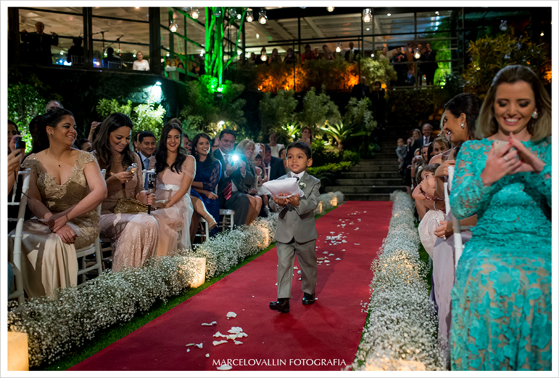 Foto de cerimonia de Casamento RJ - entrada das alianças - Casa das Canoas