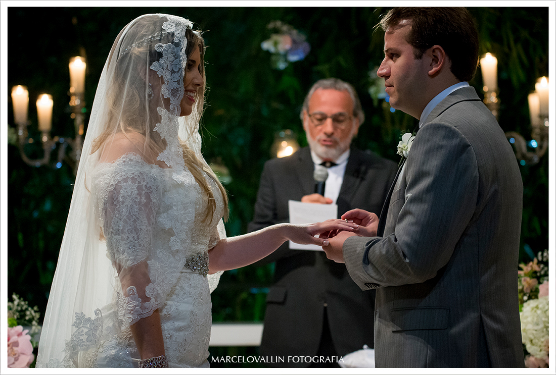 Foto de cerimonia de Casamento RJ - troca de alianças - Casa das Canoas