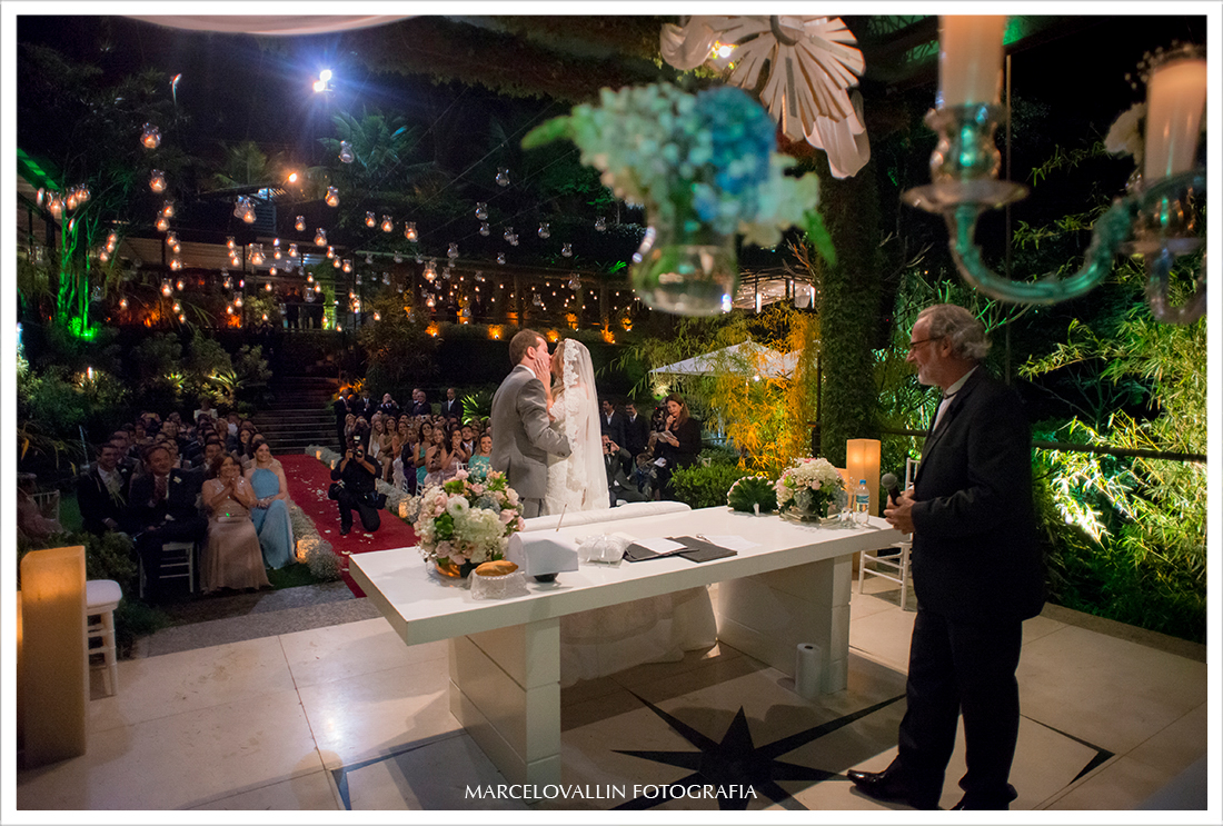 Foto de cerimonia de Casamento RJ - Beijo dos noivos - Casa das Canoas