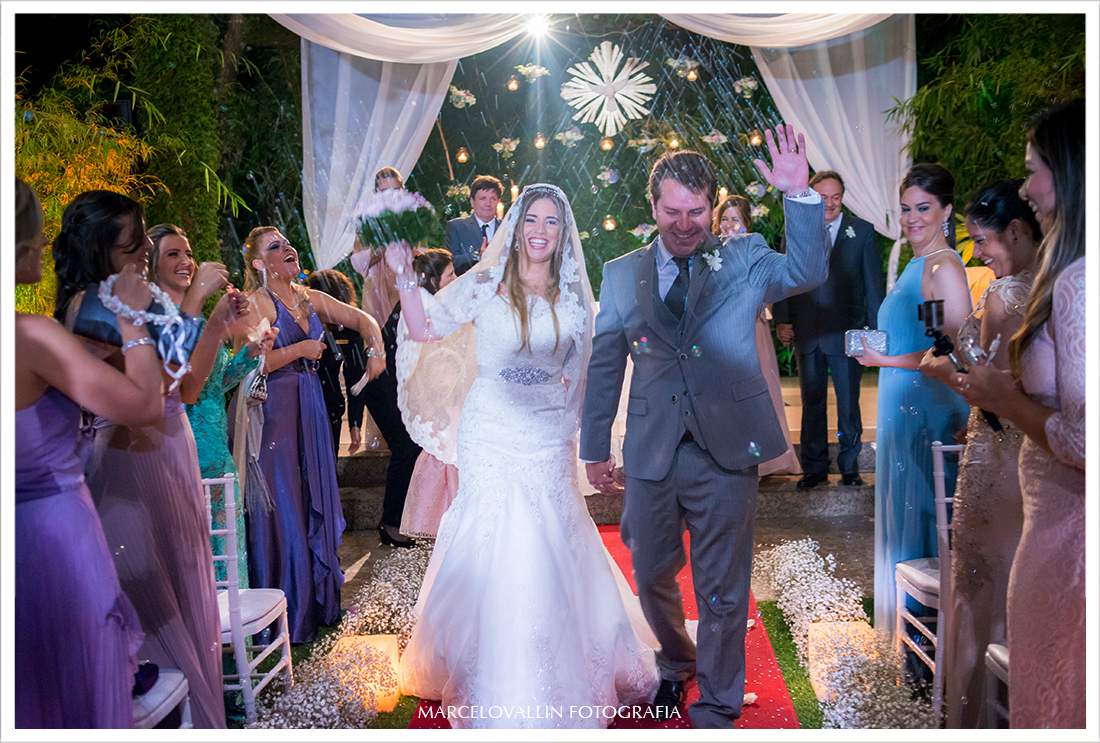 Foto de Casamento - Saída dos noivos - Casa das Canoas