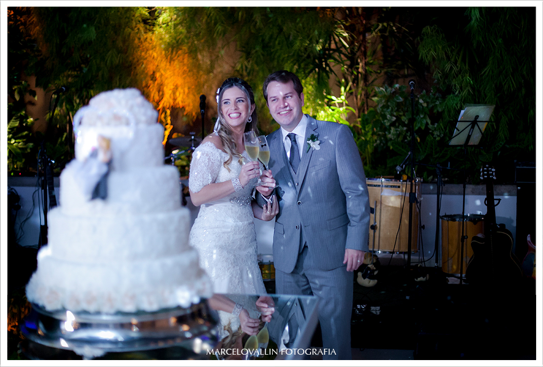 Foto de Casamento RJ - Noivos cortando o bolo - Casa das Canoas