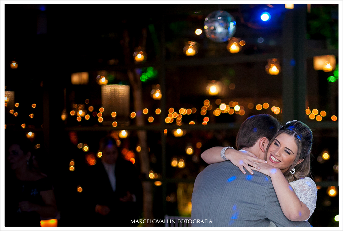 Foto de festa de Casamento RJ - Noivos Dançando na Casa das Canoas