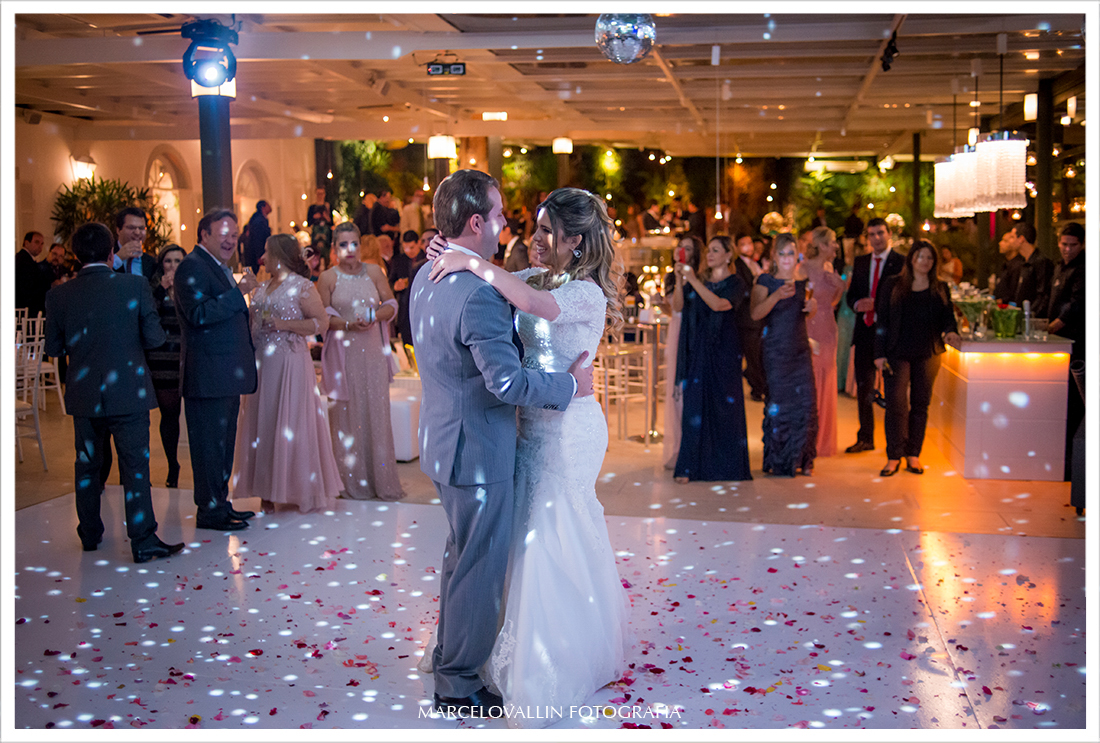 Foto de festa de Casamento - Noivos Dançando na Casa das Canoas