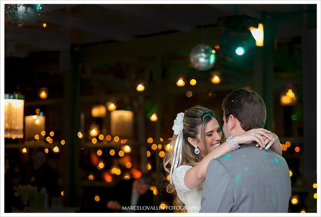 Foto de Casamento RJ - Noivos Dançando na Casa das Canoas