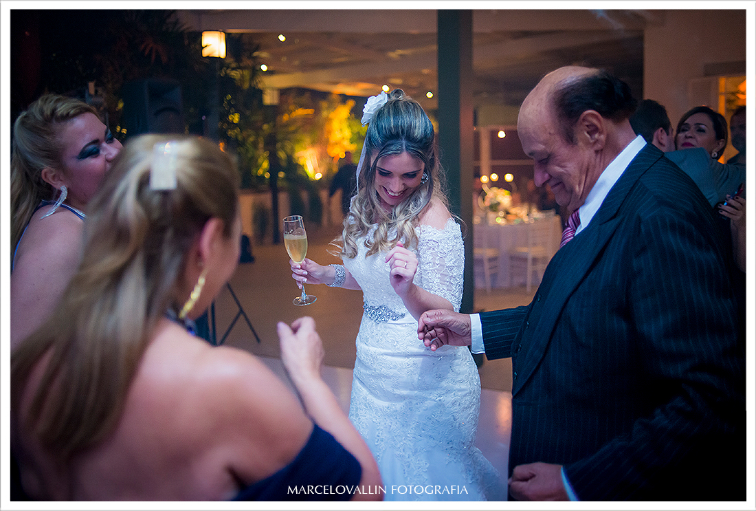Foto de festa de Casamento RJ - Noiva Dançando na Casa das Canoas