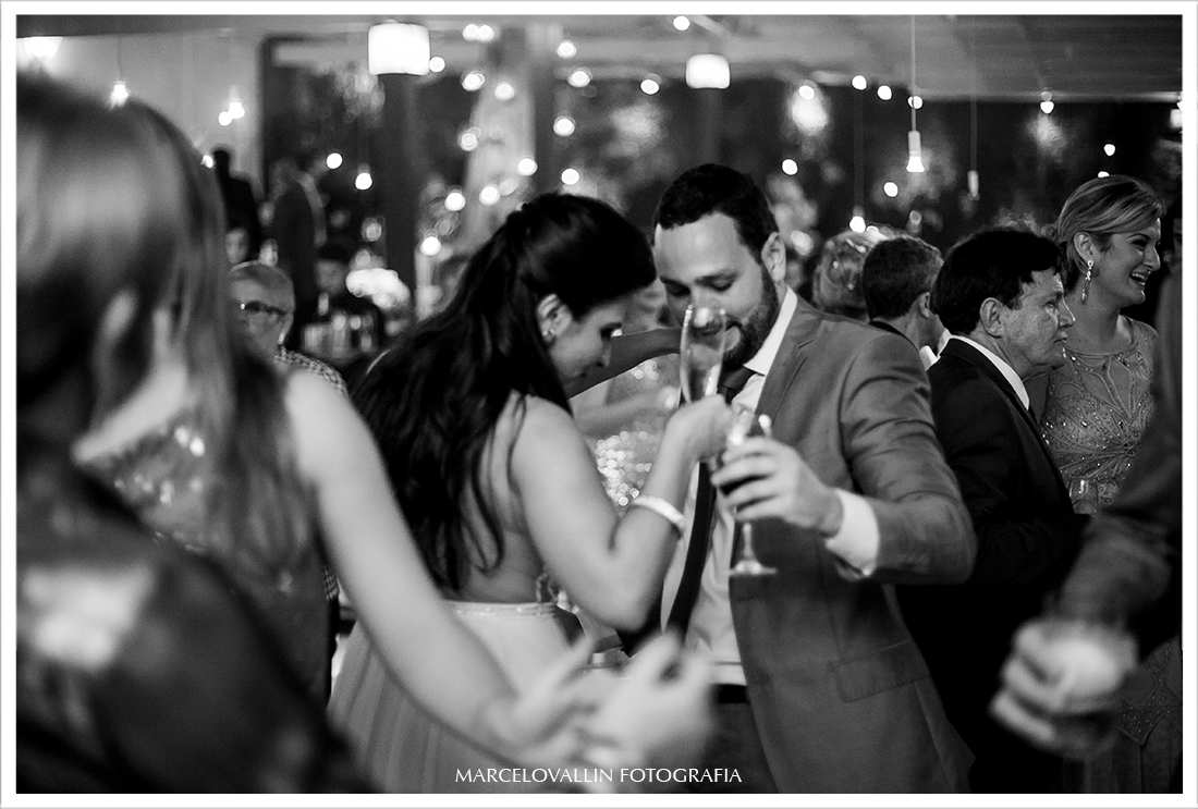 Foto de festa de Casamento RJ - convidados Dançando na Casa das Canoas