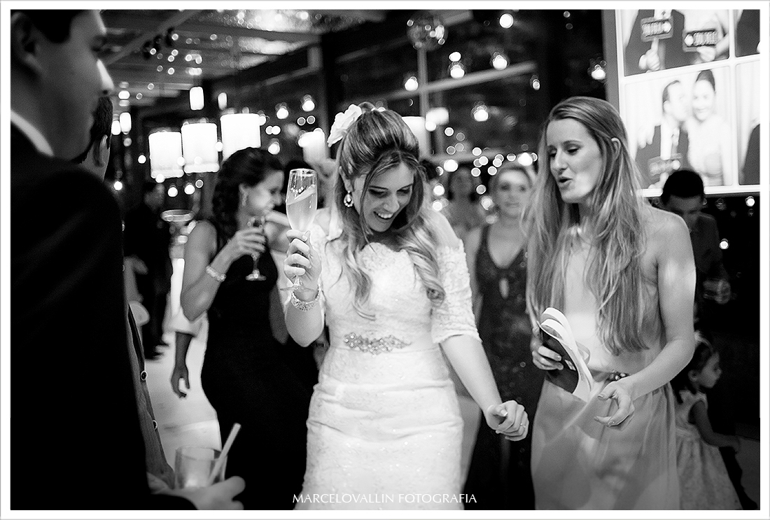 Foto Casamento RJ - Noiva Dançando na Casa das Canoas