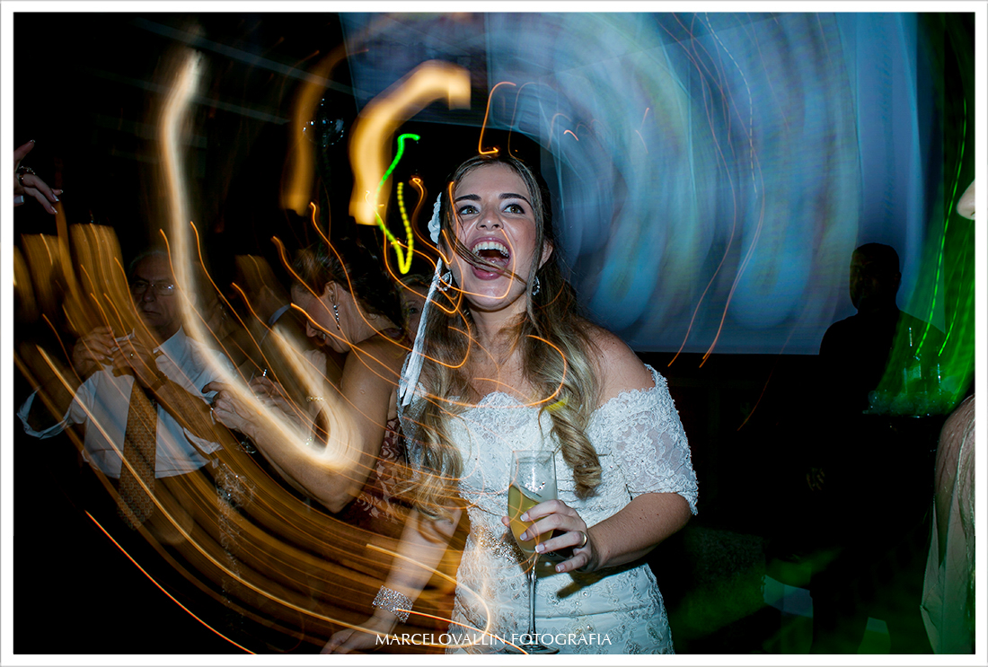 Foto de festa de Casamento - Noiva Dançando na Casa das Canoas