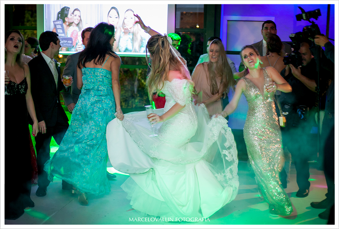 Foto de Casamento RJ - Noiva na pista de dança - Casa das Canoas