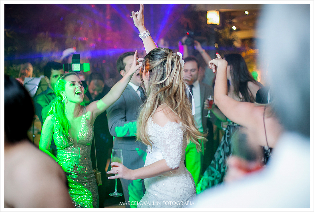 Foto de Casamento - Noiva na pista de dança - Casa das Canoas