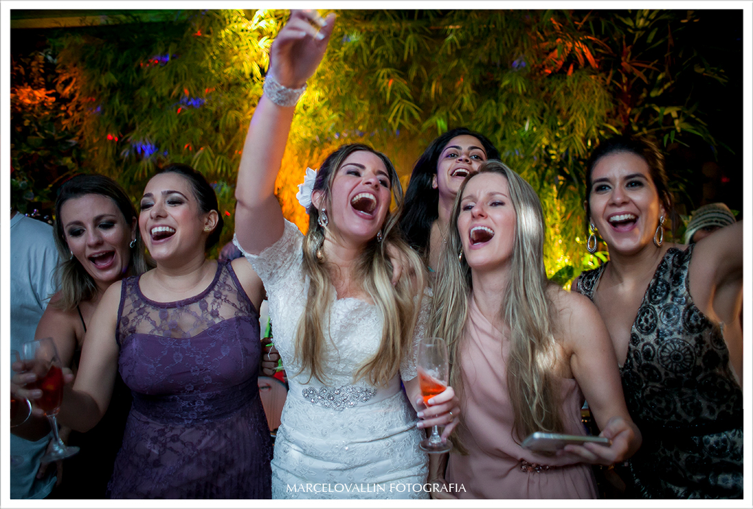 Fotografia de Casamento RJ - Noiva e amigas na pista de dança - Casa das Canoas