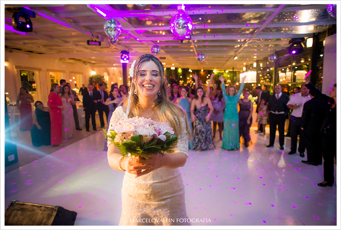 Foto de Casamento RJ - Noiva jogando o buque - Casa das Canoas