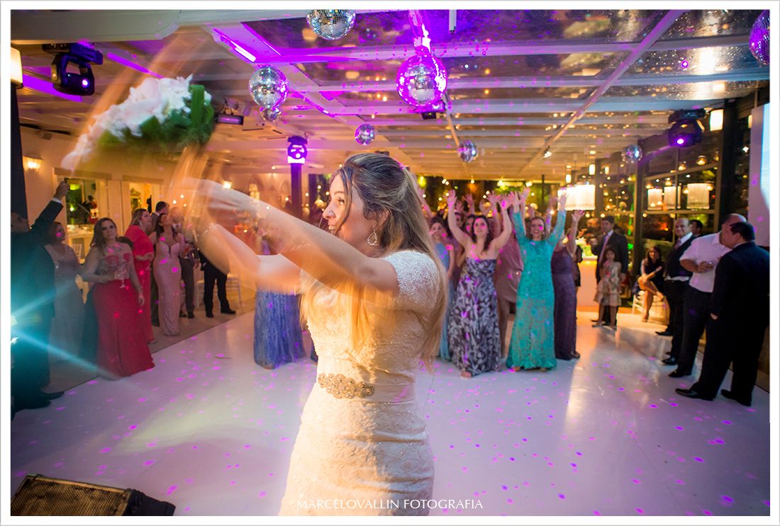 Foto de Casamento RJ - Noiva jogando o buque - Casa das Canoas