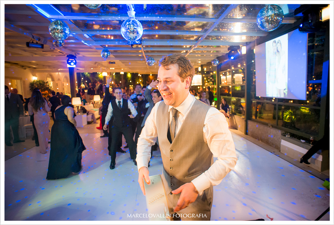 Foto de Casamento RJ - Noivo jogando a caixa de bebida - Casa das Canoas