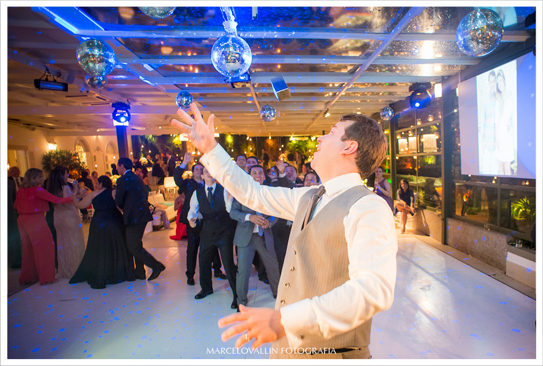 Foto de Casamento RJ - Noivo jogando a caixa de bebida - Casa das Canoas