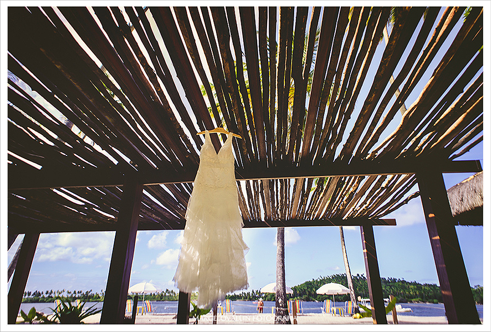 Fotografia de Casamento - Vestido de noiva pendurado na barraca de praia - Praia dos Carneiros