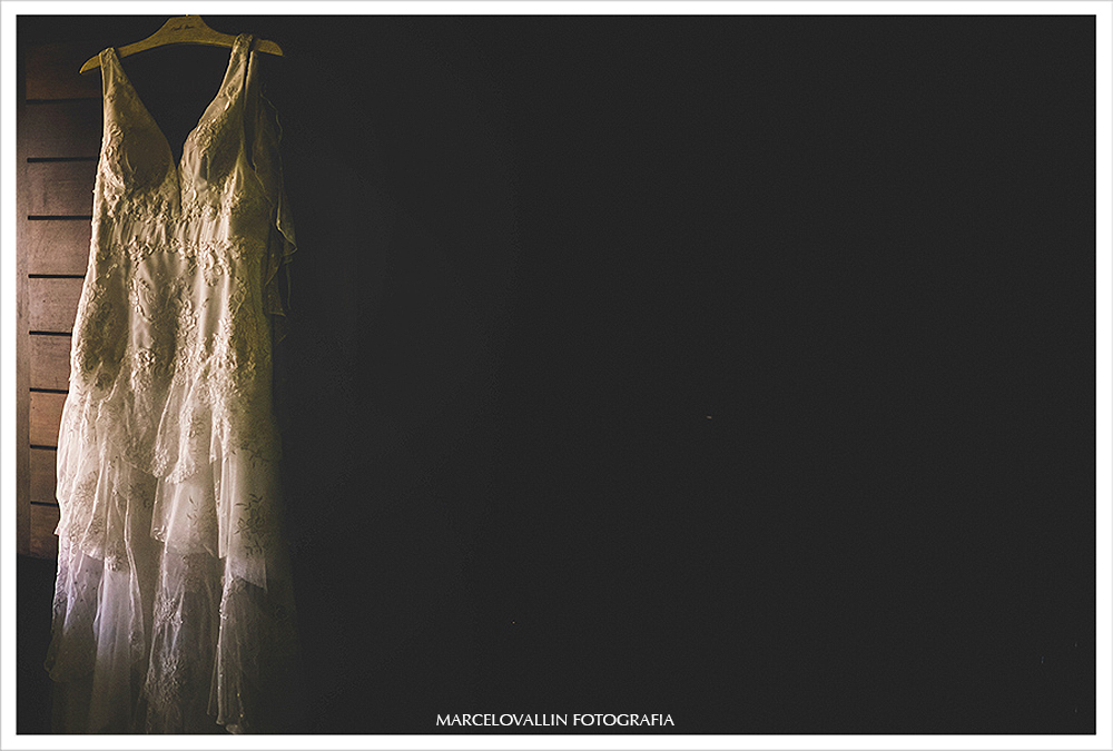 Fotografo de Casamento - Vestido de noiva pendurado na barraca de praia - Praia dos Carneiros