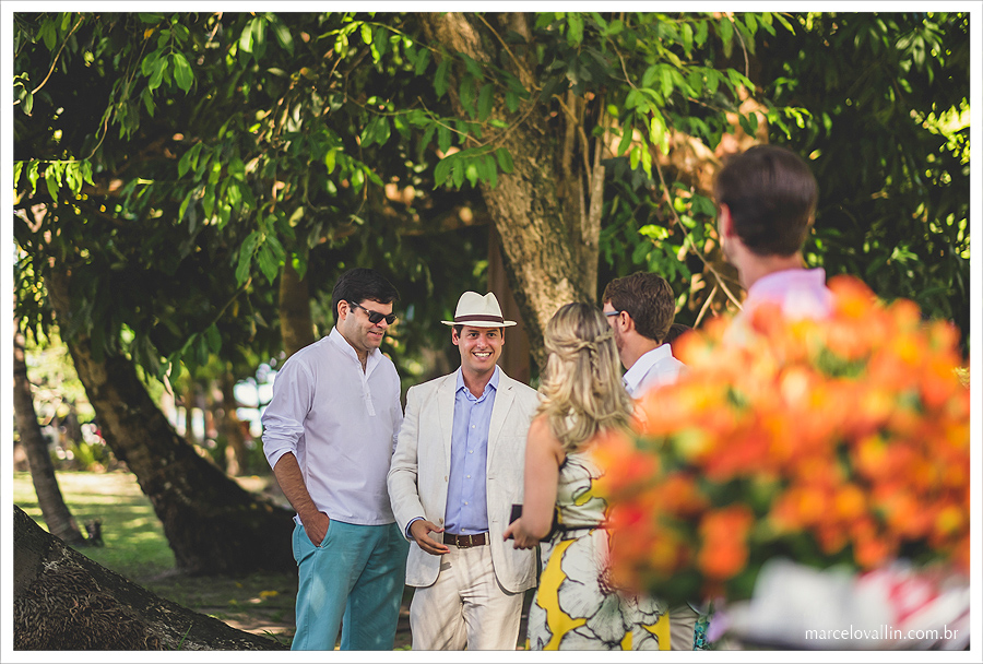 Fotografia de Casamento - Noivo recebendo convidados - Praia dos Carneiros PE