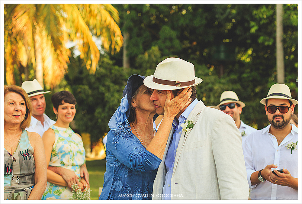 Fotografia de Casamento PE - Noivo ganhando beijo da mãe- Praia dos Carneiros PE