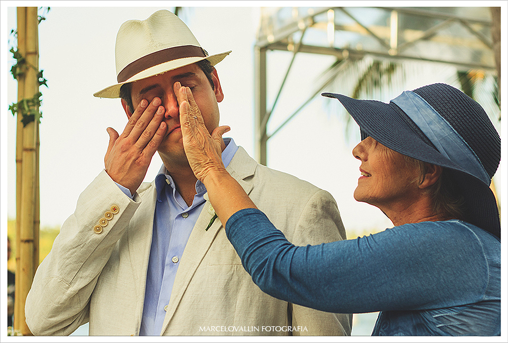 Fotografo de Casamento - noivo emocionado com a entrada da noiva - Praia dos Carneiros PE