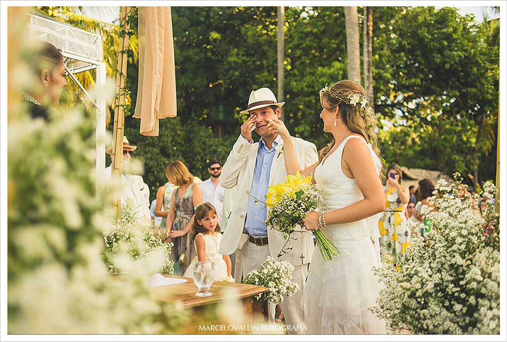 Fotografia de Casamento - Noiva enchugando lagrimas do noivo - Praia dos Carneiros PE