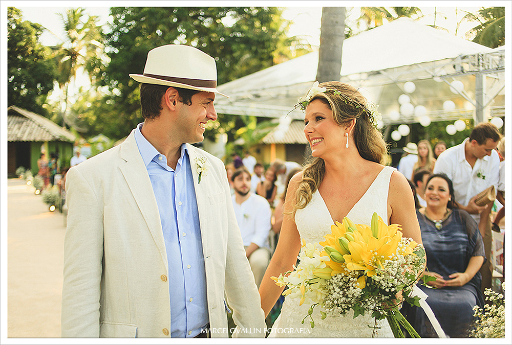 Fotografia de Casamento - noivos trocando olhares - Praia dos Carneiros PE