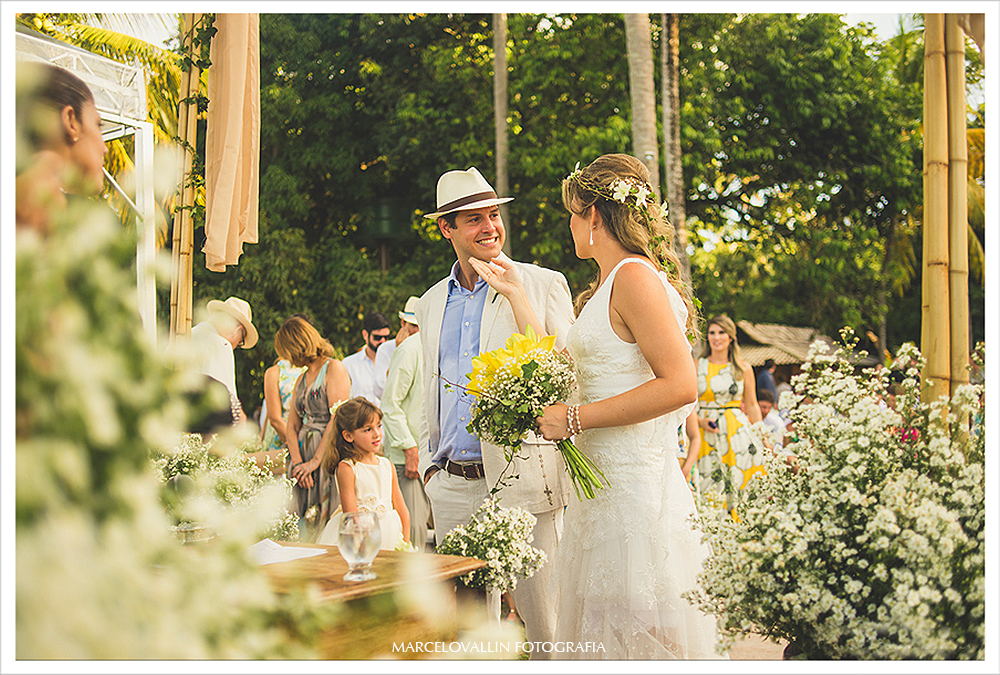 Fotografia de Casamento - noivos trocando olhares - Praia dos Carneiros PE